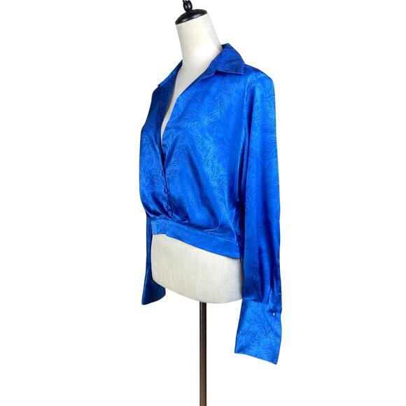 Le Superbe Womens Blue Feather Pattern Long Sleeve Button Up Cropped Top - Picture 2 of 12